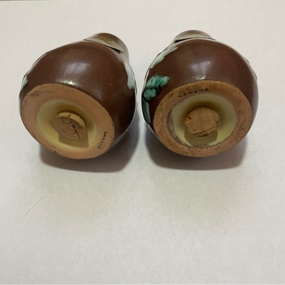 Vintage ceramic brown salt & pepper shakers floral design made in Canada - Picture 2 of 9